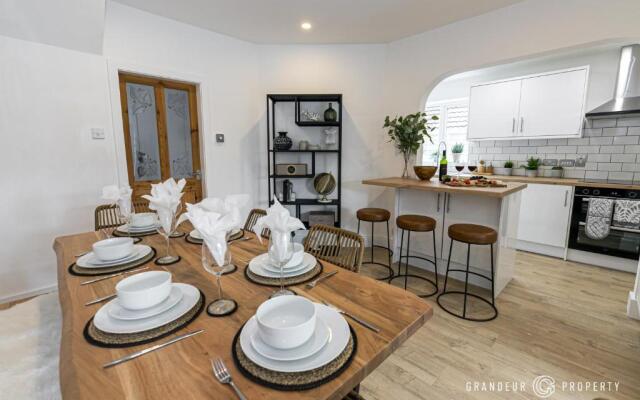 Stylish 4 bed house in Poole with Garden & Parking