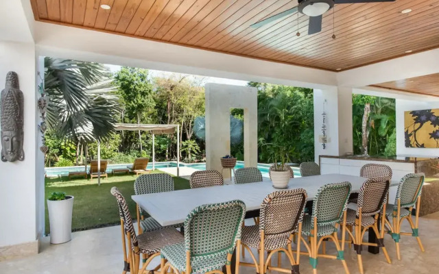 Modern Luxury 6 BR Tropical Retreat With Pool