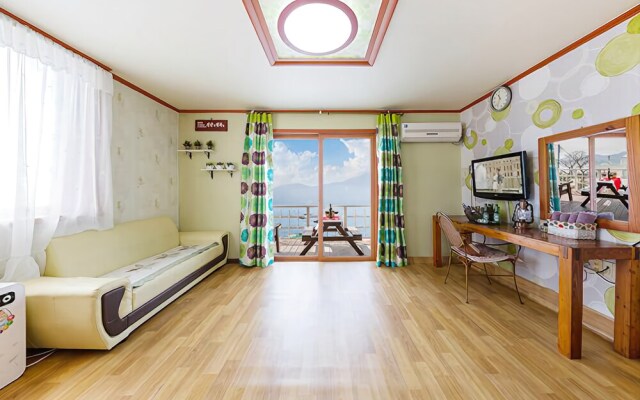 Geoje Beach Love Pension