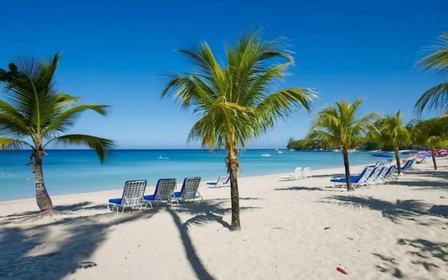 Sunny Vacation Villa 35