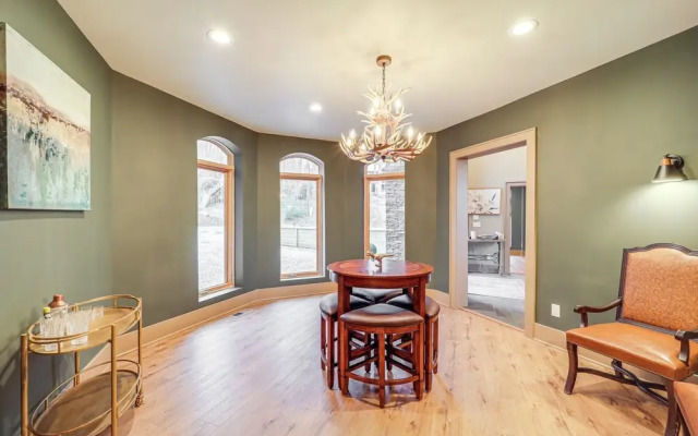 2 Mi to Beech Mtn Resort! 8,000-sq-ft Luxe Escape