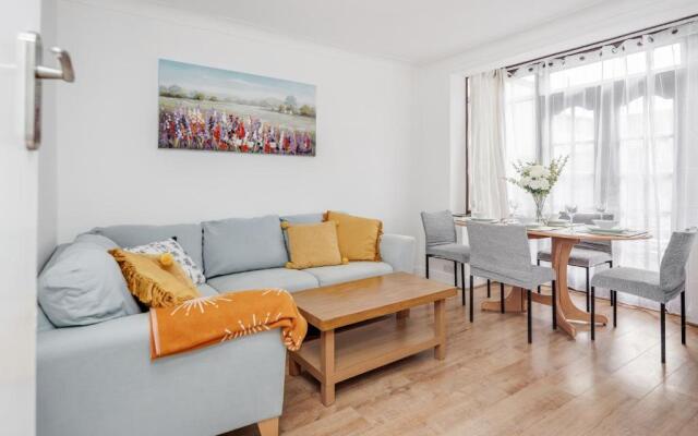 Lovely 4-bedroom House Near Romford Station