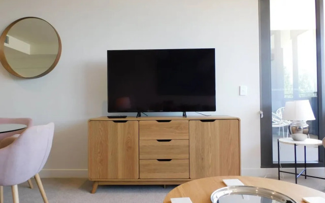 Large Modern 2 Bedroom Apartment near Lake Claremont