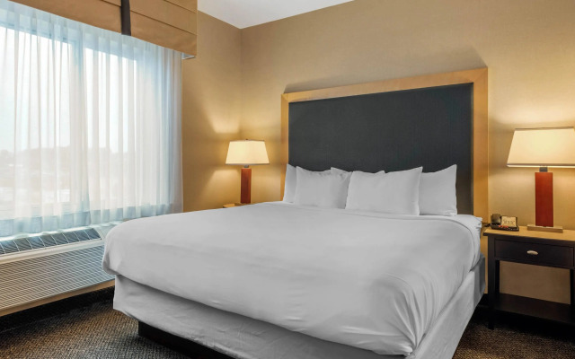 Cambria Hotel Akron - Canton Airport