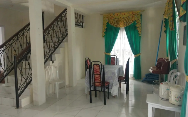 Villa Abdi Cipanas with Swimming Pool
