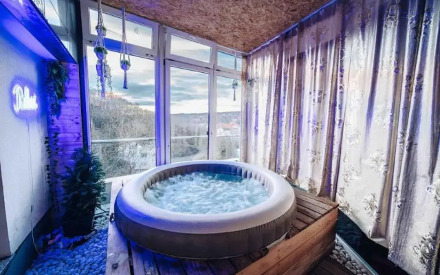 Wagner Stays - Casino Royal Romantic 4BD - Rooftop - Whirlpool - Games