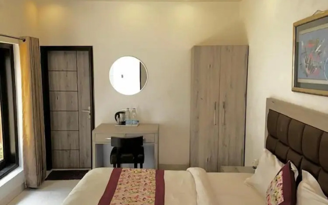R Cottage Studio Apartments