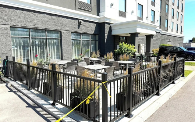 Newmarket Hotel & Suites