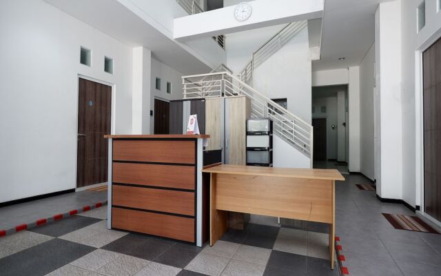 Sunshine Hostel by OYO Rooms