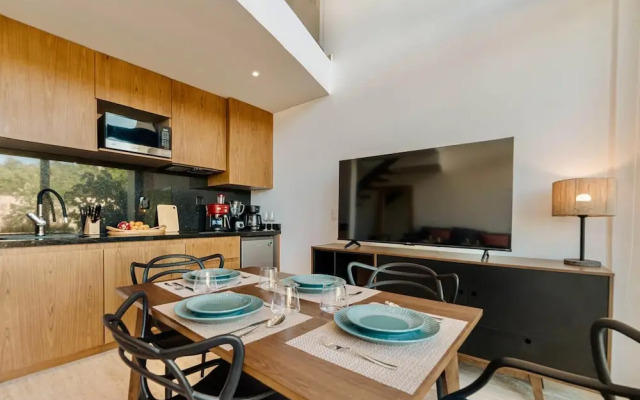 Mistiq Luxury Condo Min. from Everything