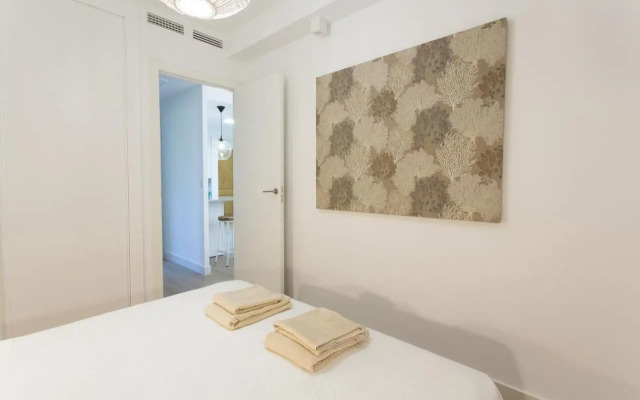 New San Juan beach apartment with AC