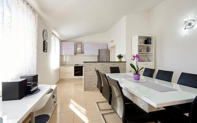 Beautiful Home in Pano With Wifi and 5 Bedrooms