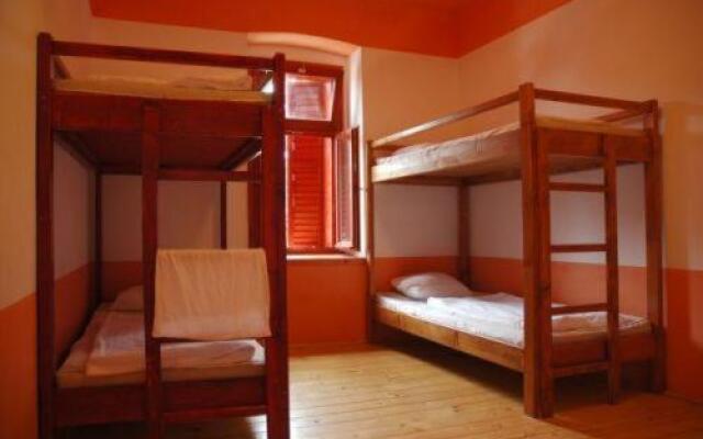 Hullam Hostel