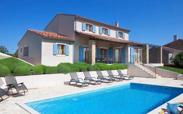 Modern Villa in Baredine with Pool