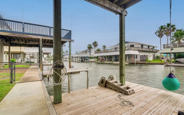 Private Dock & Kayaks: Coastal Gem in Galveston