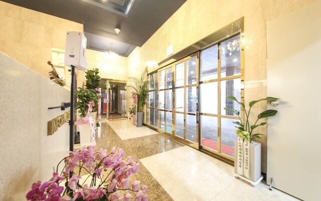 City Hotel