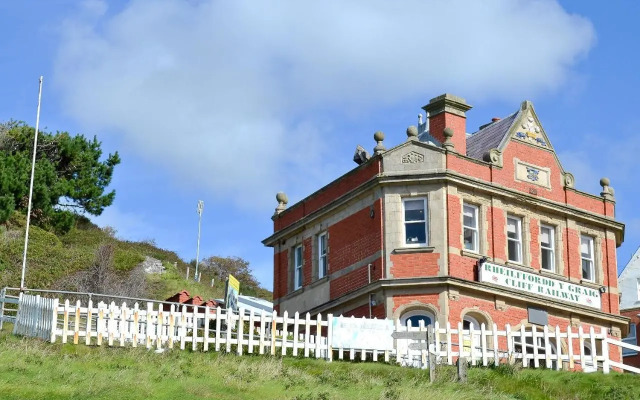 Cliff Railway Apartment