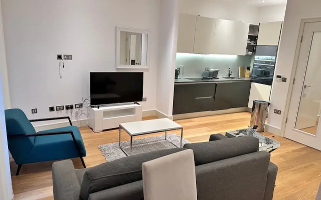 Apartment-sleeps3-hottub-patio