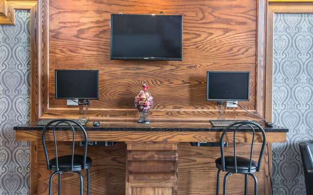 Econo Lodge Inn & Suites