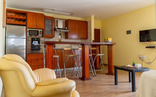 Gold Feathers Apartment By STAY BnB