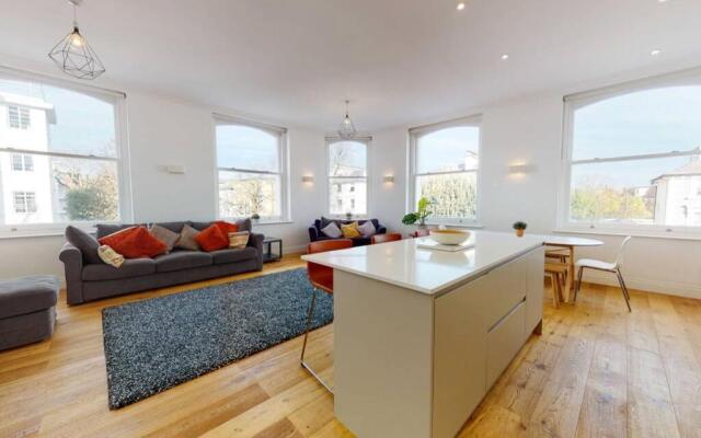 Superb 2 Bed Flat Camden 5 min walktube Station