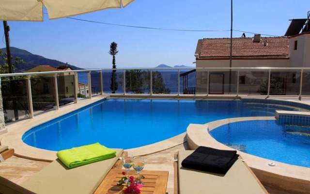 Villa Doruk by Akdenizvillam