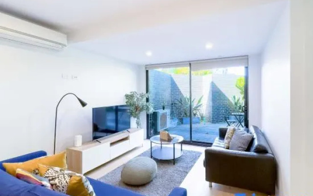 Pride Modern 2BR Apt in Bentleigh Private Garden Free Parking