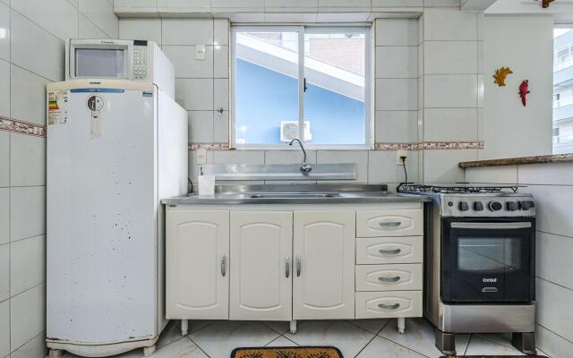 Apto c/varanda a 3min da praia de Bombas FDL103