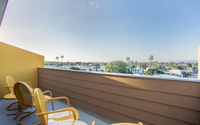 WanderJaunt Famosa 2BR Point Loma