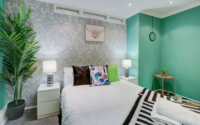 2-bedroom Private Independent Flat- Central London