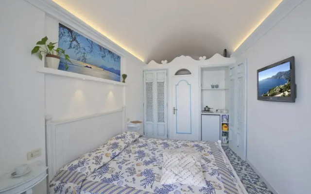 Romantic Room - A Rockside Escape