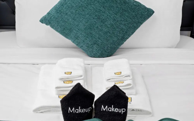 Spacious 5BR Retreat 8 Beds Beach & Golf