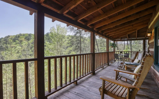 Bear Pause - 2 Bedrooms, 2 Baths, Sleeps 6 Cabin by RedAwning