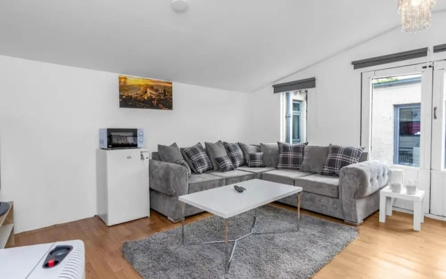 Room-charming Edinburgh Guest Room With
