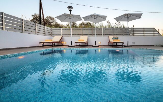 Seabreeze Villa - with Jacuzzi & heated pool
