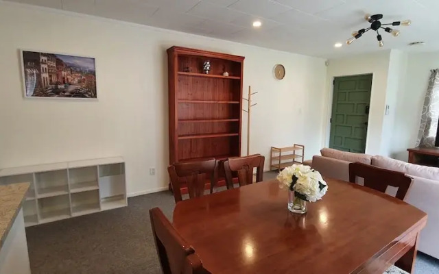 Cheerful 3BR Home - Free WiFi & Netflix