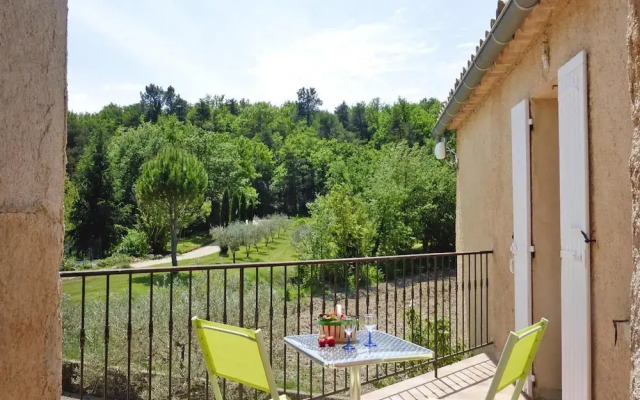 Apartment in Malauctne With Garden