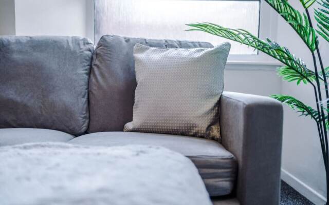 Comfy Four Bedroom House with parking
