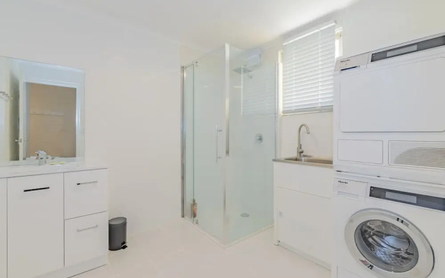 4 Bedroom House - Hobart CBD - Parking