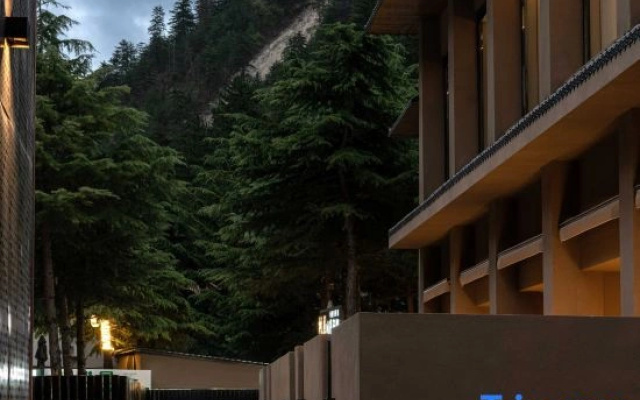 Rezen Retreat · Four Seasons Manju Hotel (Jiuzhaigou Tourist Center)