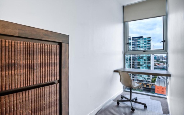 Chic Inner City Position 2 bedroom apartment with Parking By Serain Residences – Guest Rooms – Brisbane