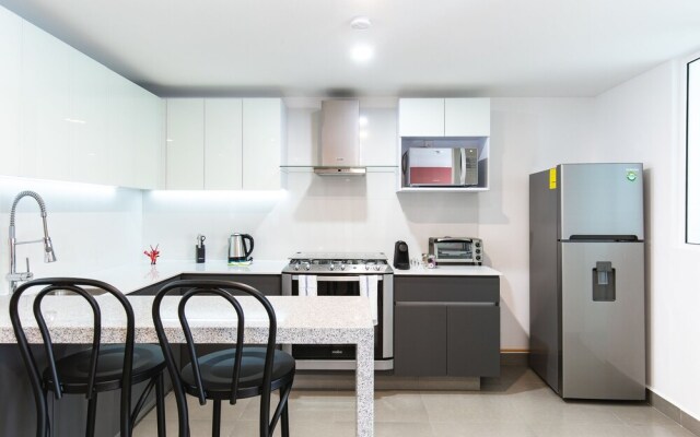 2BR Condesa Apt Just Steps From Parque Mexico