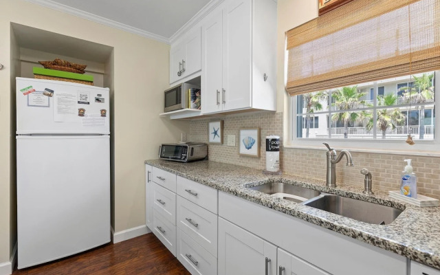 Colony Beach Club 204