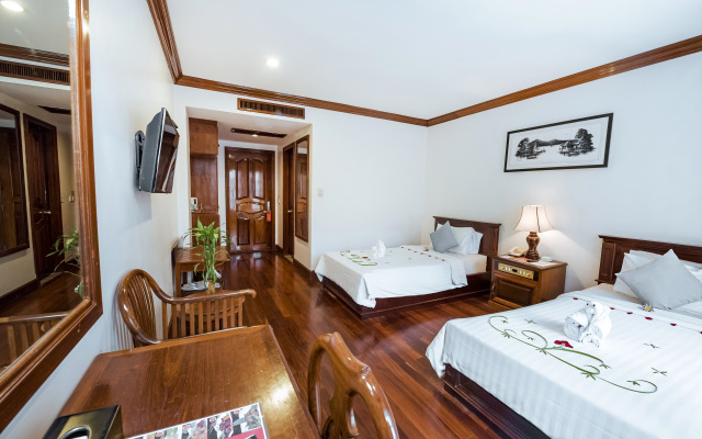The Suite By Royal Crown Hotel