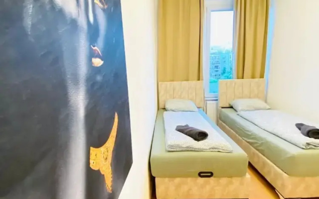 Rooms in Cozy 4BR Shared Apt Central