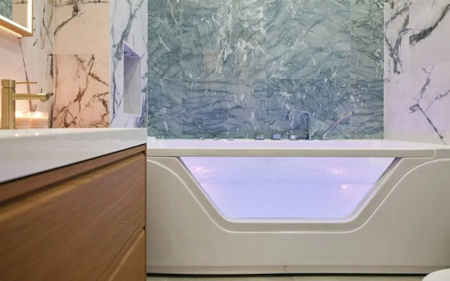 Lavie Maison Central Marais AC Hot Tub