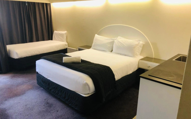 Alcamo Hotel & Conference Centre – Guest Rooms – Hamilton