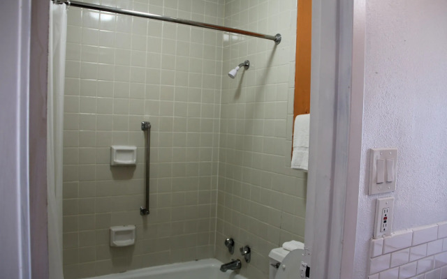 LoneStar Inn & Suites