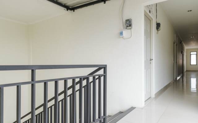 RedDoorz Plus near UPN Veteran Jakarta