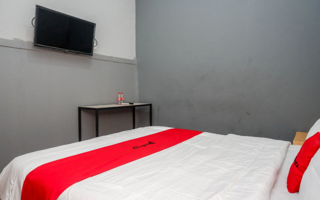 RedDoorz Syariah near Exit Tol Batang